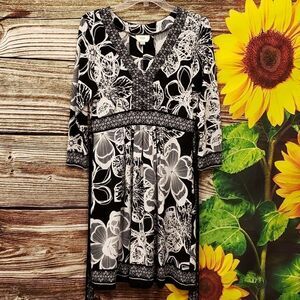 ECI ⚫/ White V- neck dress size 8 Pre-owned